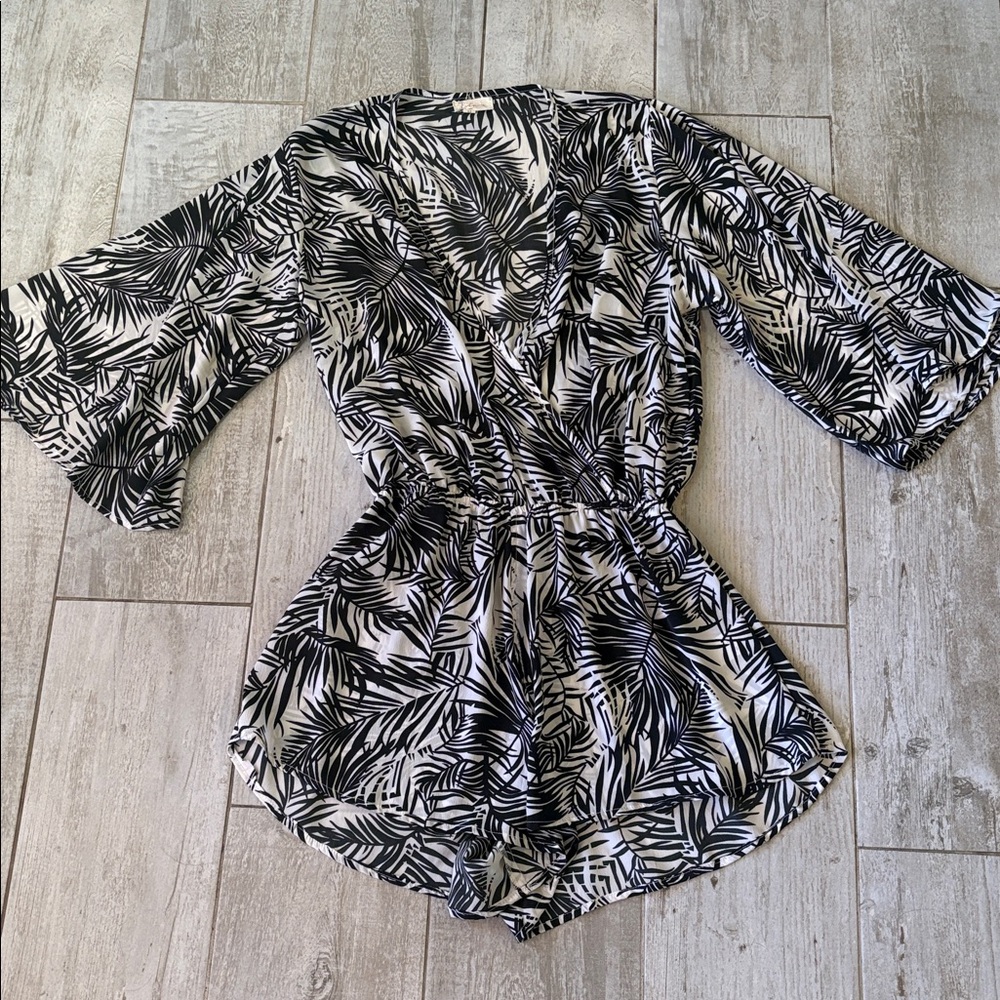 [Elan] Black/Cream Leaf Print Romper - Size Medium